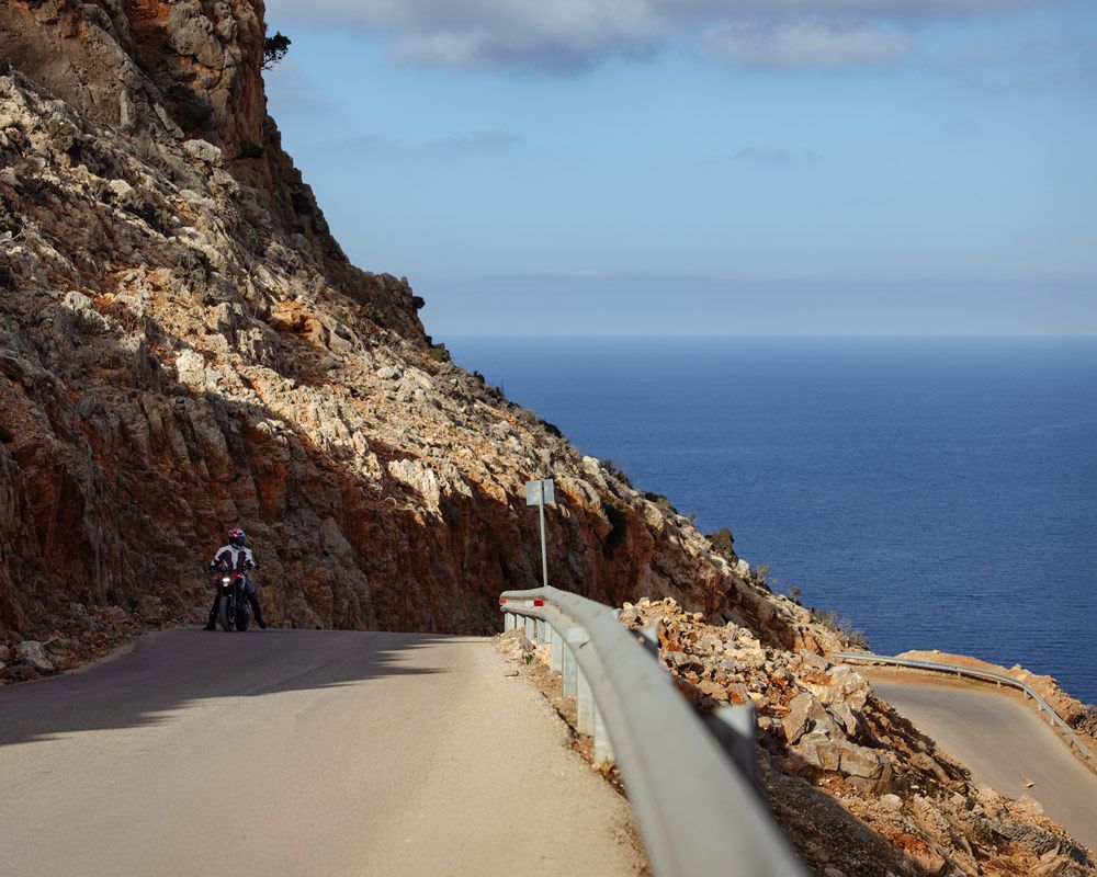 Ο Μιχάλης οδηγεί Honda CB500 Hornet σε παραθαλάσσιο δρόμο της Κρήτης – Gas Rider Stories #5